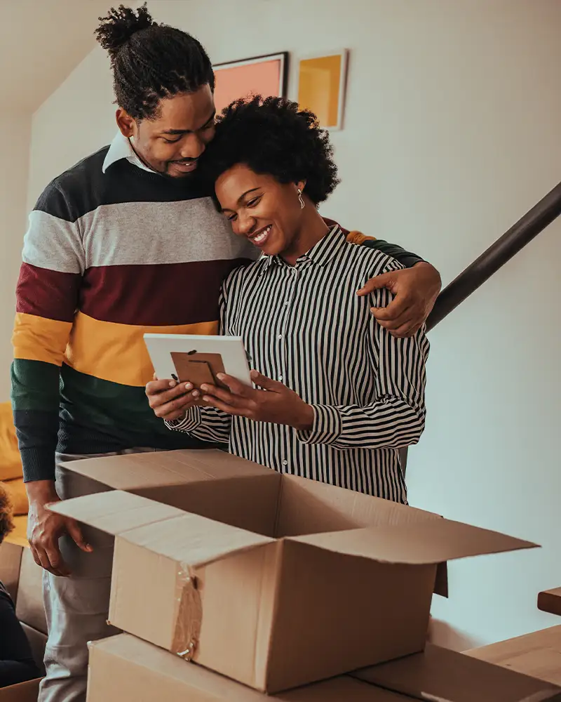 Junges Paar schwebt in Erinnerungen und sieht sich ein altes Foto an