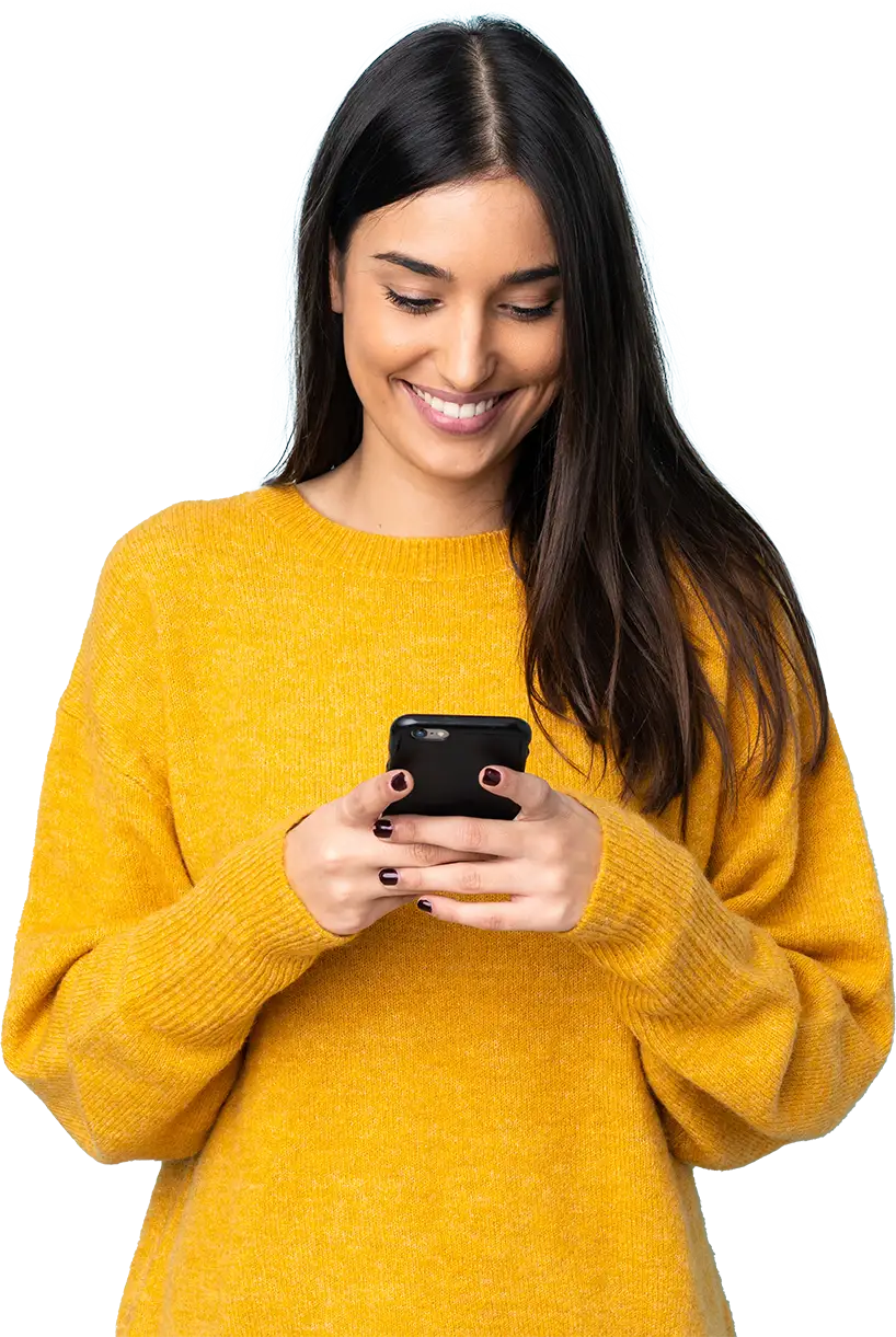 Frau mit gelbem Pullover wählt eine Telefonnummer auf ihrem Smartphone